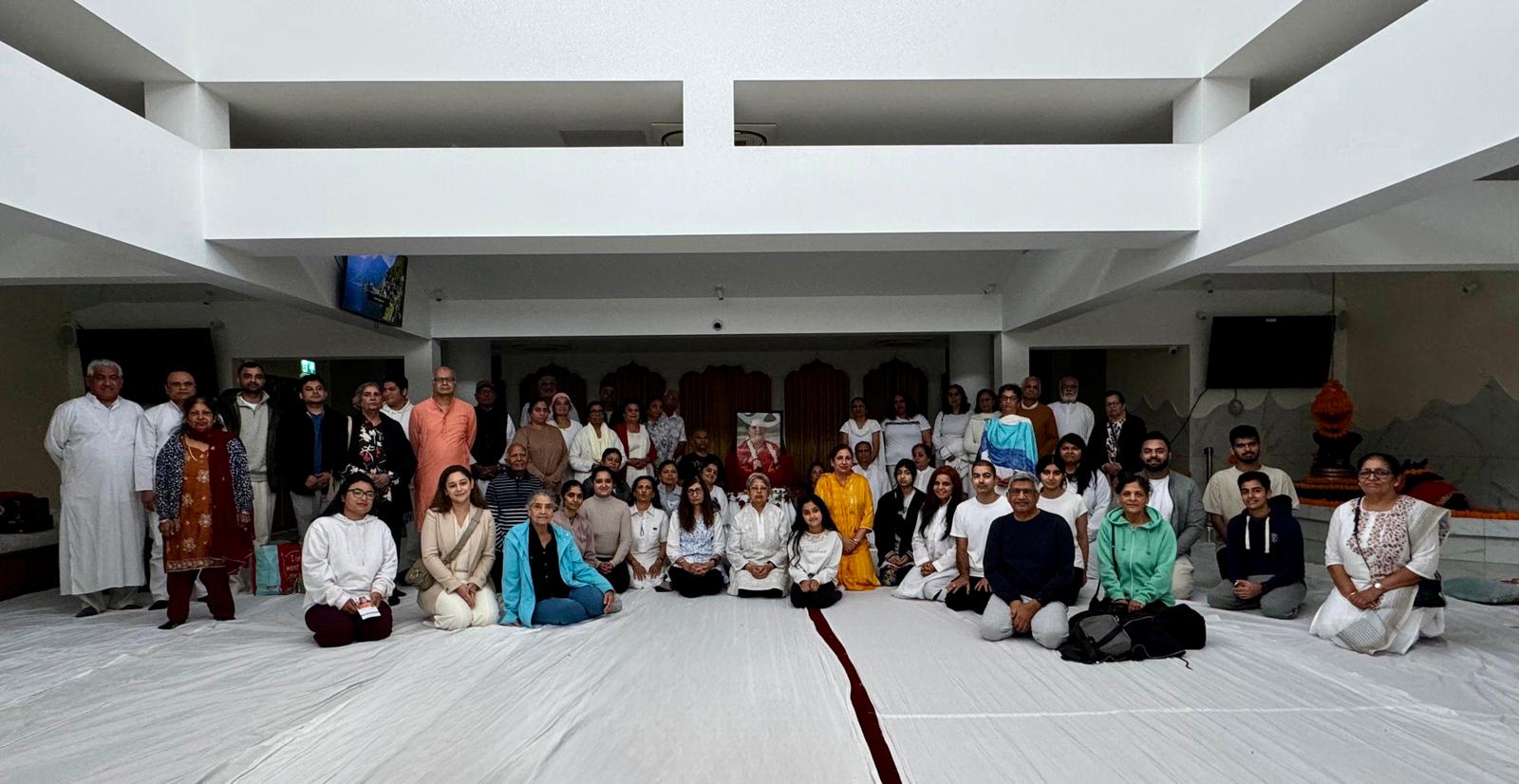 The sangat gathered together for a group photograph